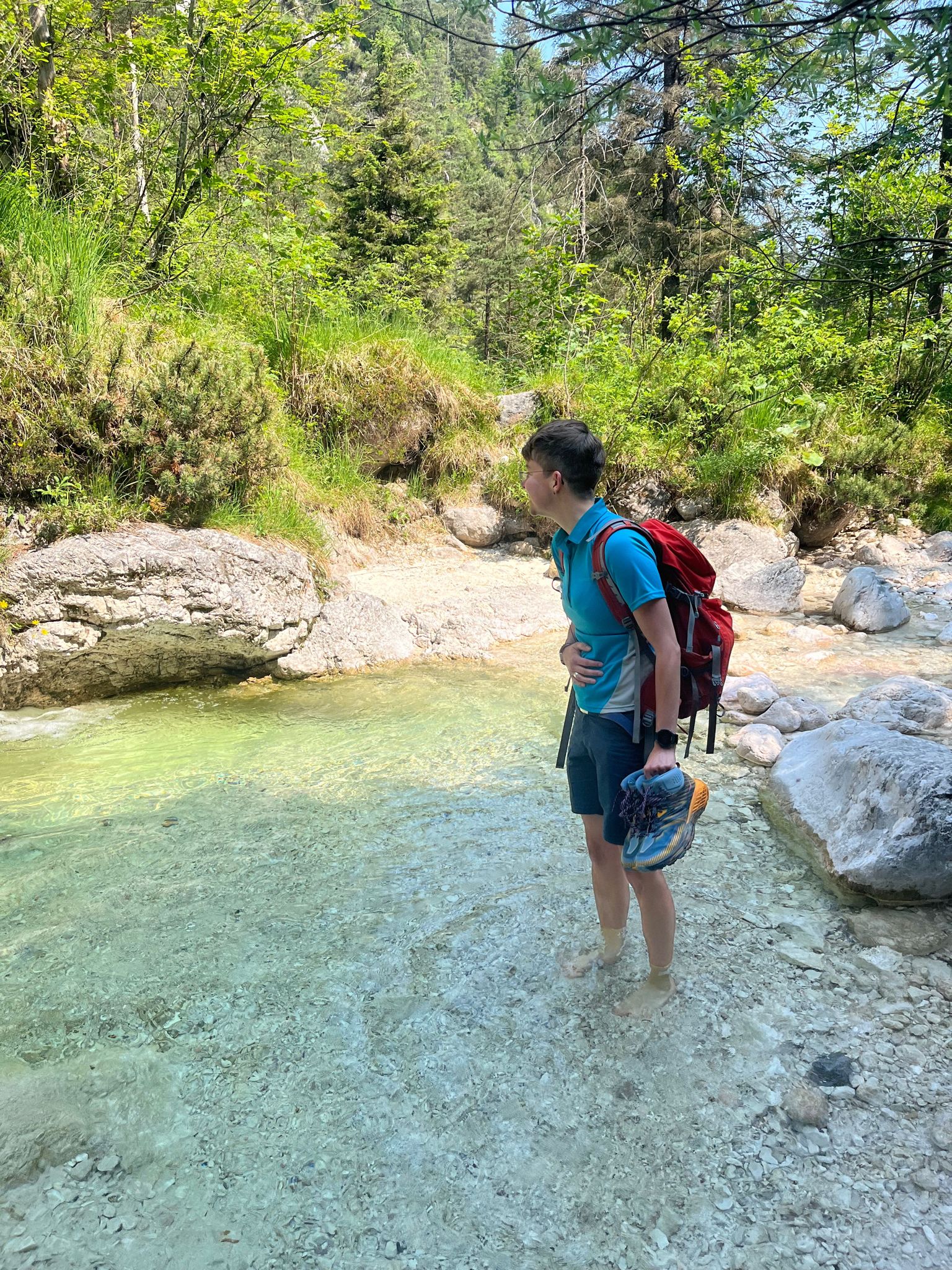 Simone beim Durchqueren eines Bergbachs