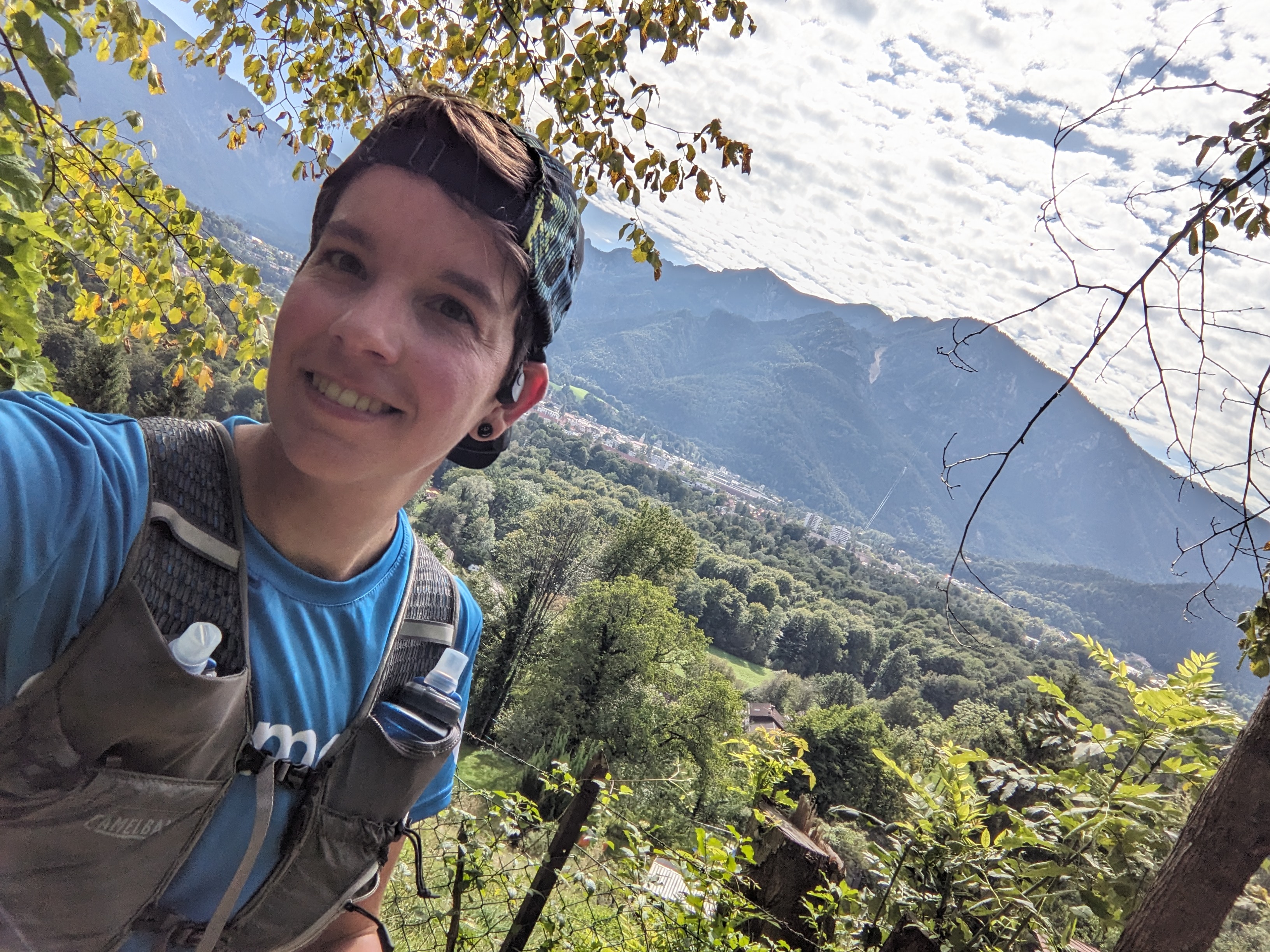 Simone beim Berglaufen mit Panorama