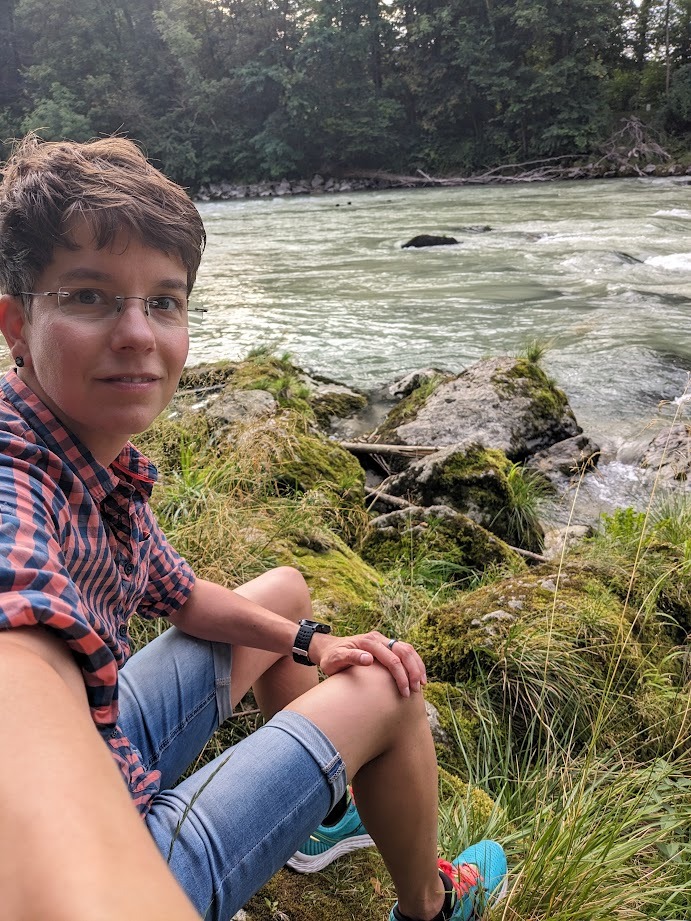 Simone am Fluss, ruhig und präsent