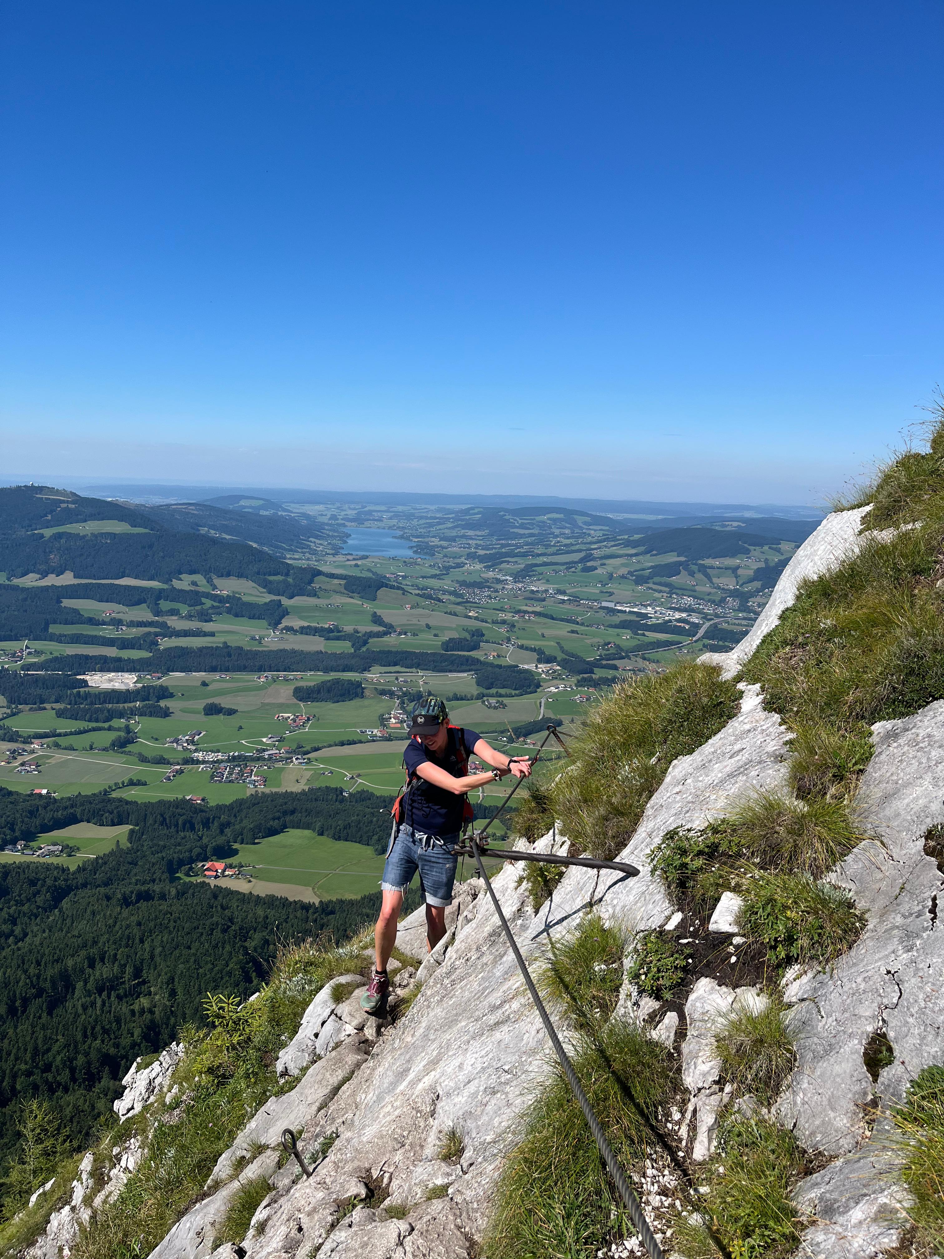 Simone auf Klettersteig mit Panorama