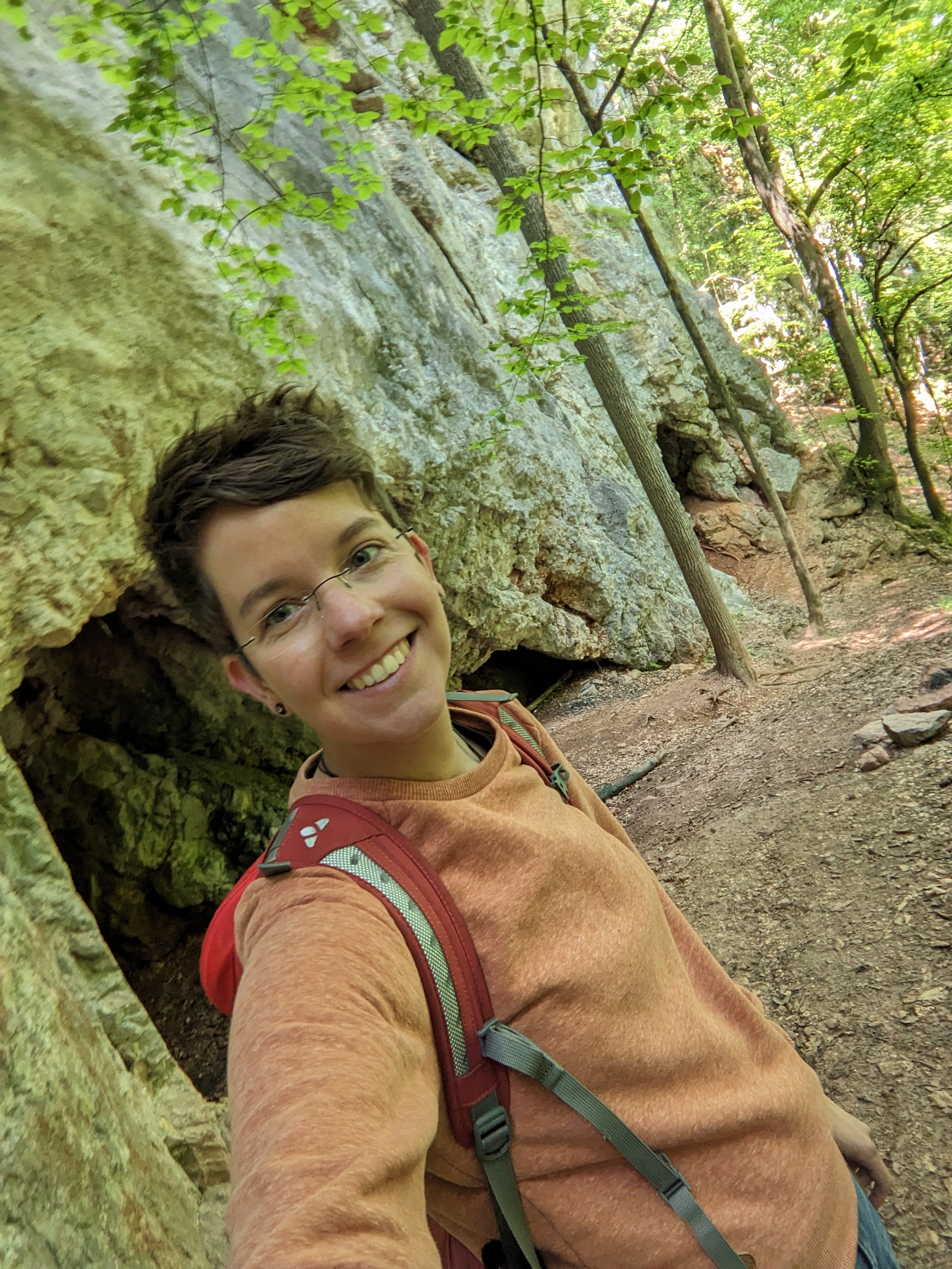 Simone im Wald bei Fels
