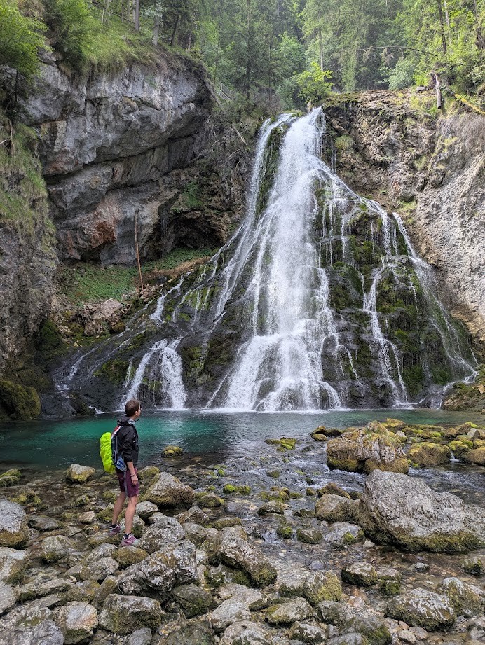 Simone schaut auf Wasserfall